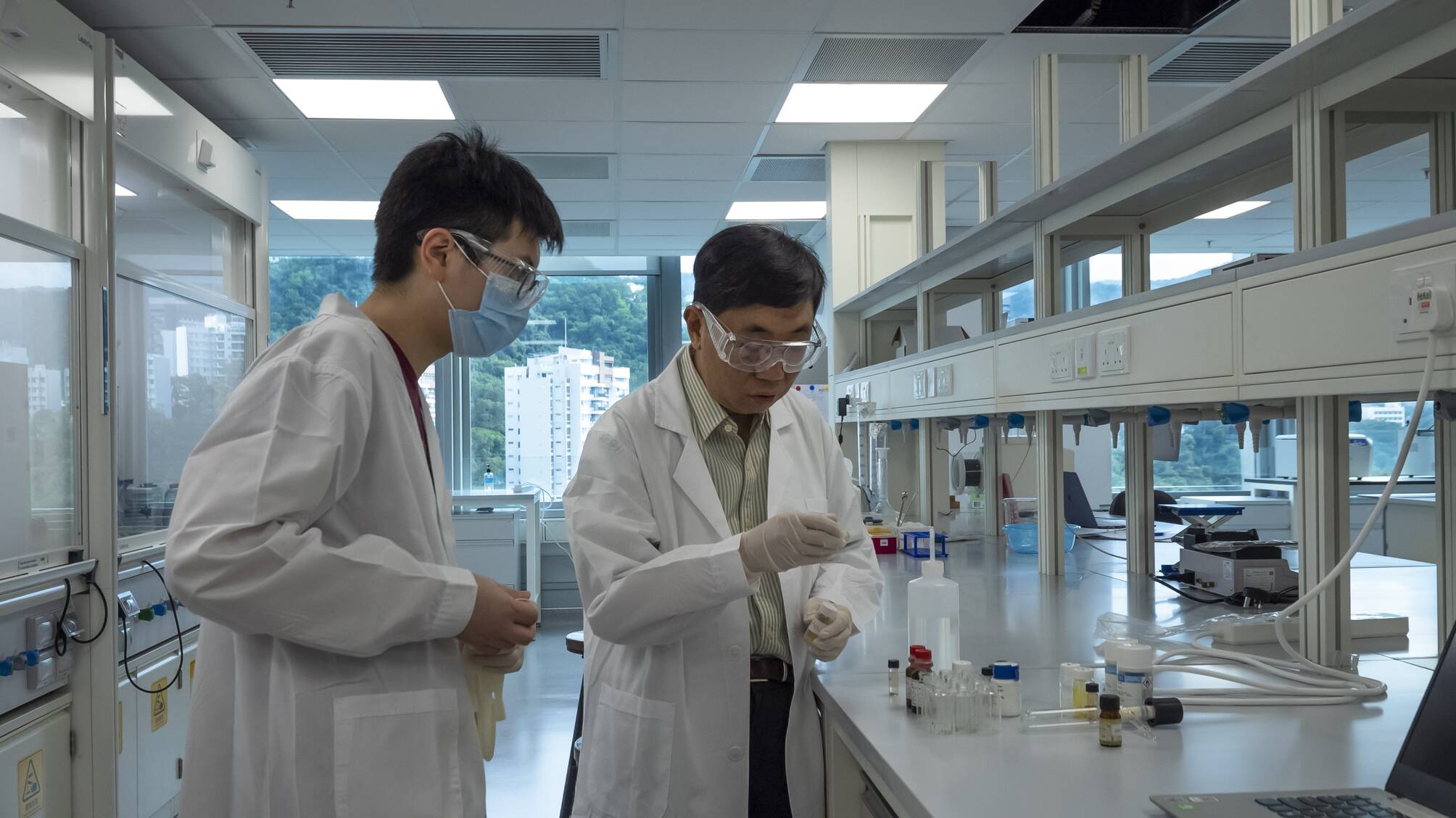 實驗室設備先進，用以研發具生物活性的化學物。